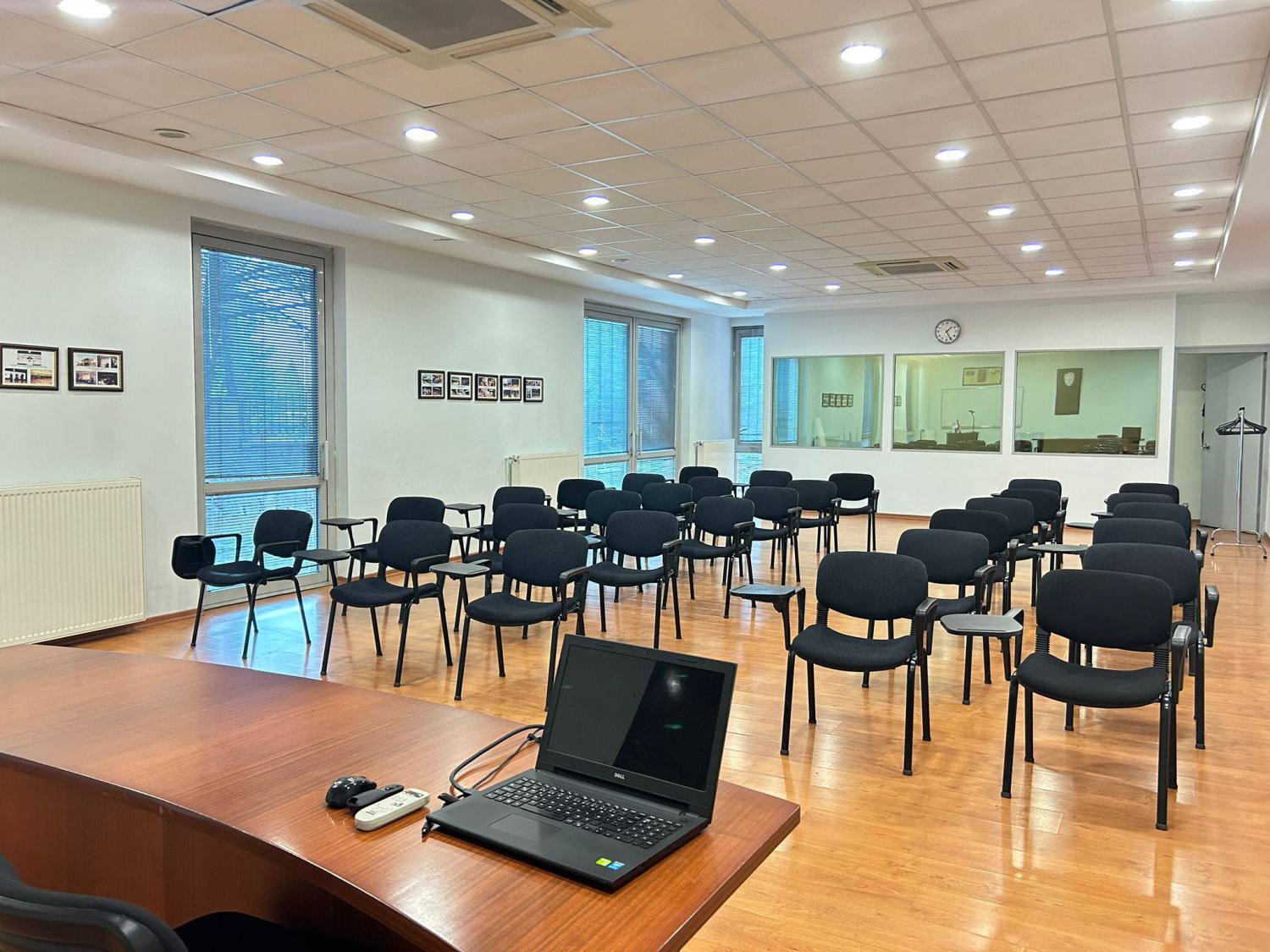 Ankara Ofis seminer salonu, tiyatro düzeninde kurulmuş