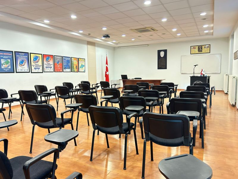 Sınıf düzeninde kurulmuş konferans salonu