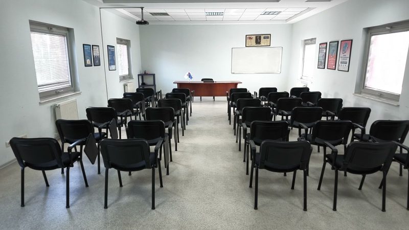 Orta Salon, yazı tahtası ve eğitmen masası
