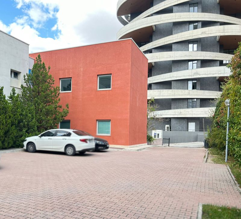 Bina önündeki otopark alanı ve dış cephe